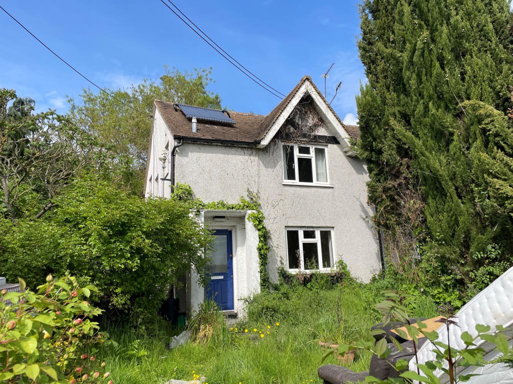 Lot: 153 - END-TERRACE HOUSE FOR IMPROVEMENT - End of terrace cottage